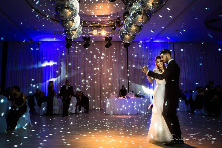 Novios bailando el vals en Punta Barranca, Rosario. Salon de fiesta con luces durante la fiesta de casamiento. Foto Erika Fayolle