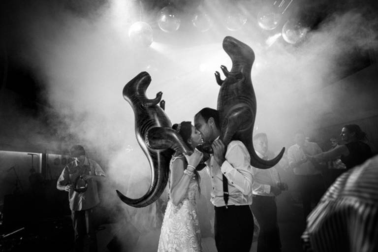 Fiesta de casamiento en Parada Uno de Rosario. Foto del baile durante el cotillón en el casamiento en Rosario. Foto Erika Fayolle