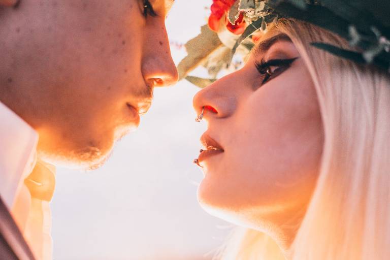 Corona de novia con flores silvestres. Pareja en el campo al atardecer. Book de novios. Fotografia Erika Fayolle