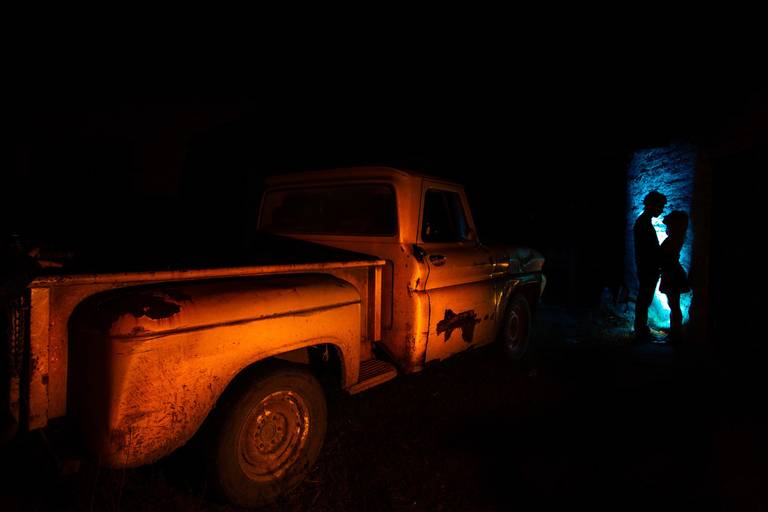 Fotografía de novios. Boda de noche. Luces de colores. Camioneta antigua. Pareja de novios. Fotografía Erika Fayolle