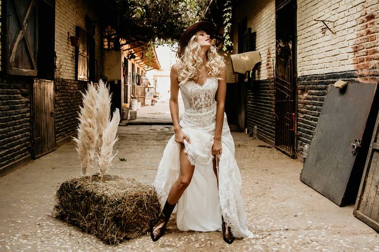 Novia country folk con botas. Stud con caballos. Erika Fayolle