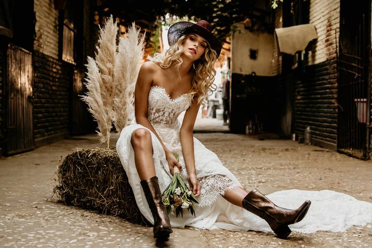 Bridal. Novia folk en stud del hipódromo. Caballos. Botas texanas. Erika Fayolle