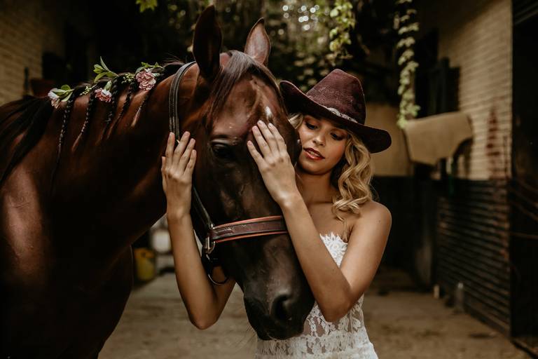 Caballo con novia. Boda country folk. Look. Dress. Erika Fayolle
