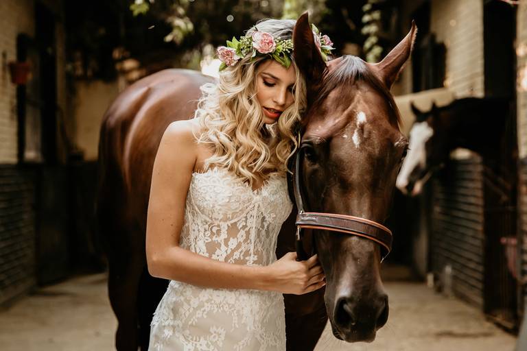 Novia con caballo. Dress country para bridal folk. Corona de novia. Erika Fayolle