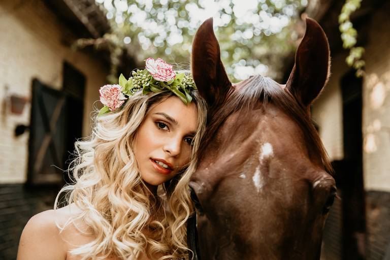 Novia con corona de flores y caballo. Boda folk. Erika Fayolle