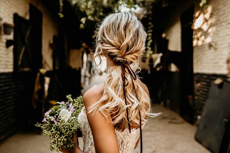 Peinado de novia country. Caballos en el stud del hipódromo. Erika Fayolle.