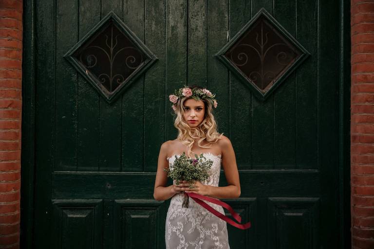 Novia con ramo silvestre y corona. Estilo folk country. Erika Fayolle