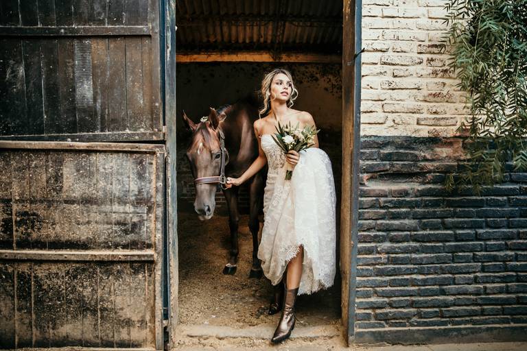 Stud. Novia con caballo y ramo silvestre. Bridal folk country. Boda <div class=