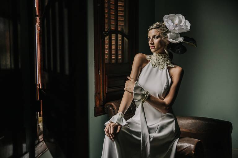 Novia vintage en casona antigua. Tocado grande. Erika Fayolle