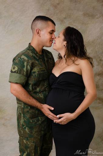 Fotografia de casal grávidos Papai vestido com farda Fuzileiro Naval e mamãe em um lindo vestido preto. Foto em estúdio Mari Branco Fotografia