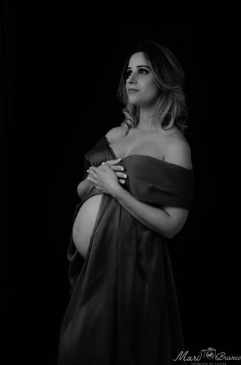 fotografia gestante elegante com tecido em estúdio na Freguesia Jacarepagua RJ