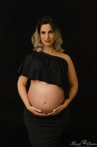 Fotografia de grávidas com vestido preto elegante em estúdio em RJ