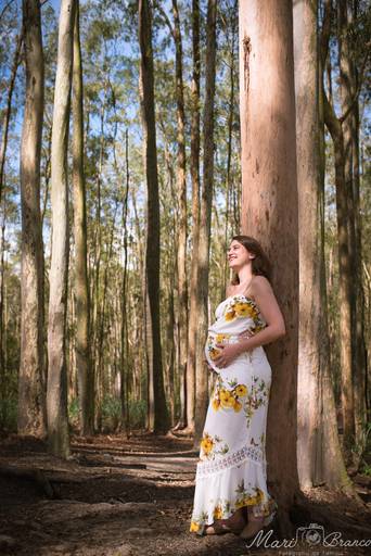 Fotografia de gravida de gêmeos em ensaio externo em floresta no Parque da Cidade Niterói RJ