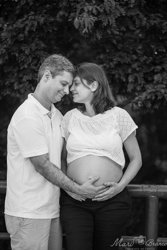 Ensaio fotográfico de casal gestante em floresta do Parque da Cidade