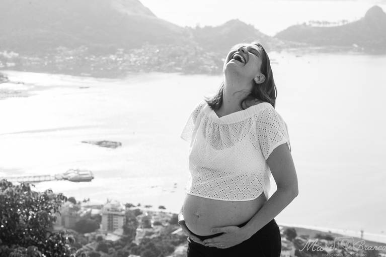 Fotografia de gestante de gêmeos com vista para o rio de Janeiro no Parque da Cidade em Niterói