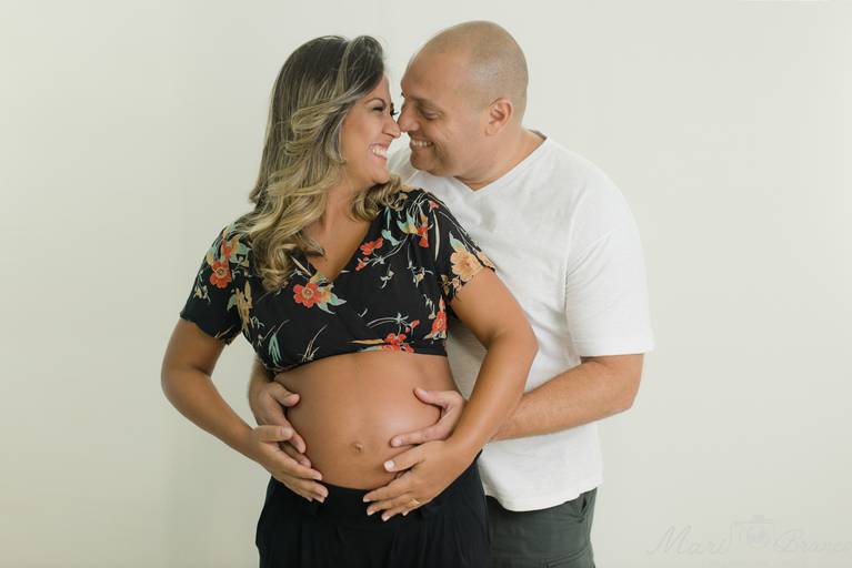 Fotografia de casal gestante com roupas despojadas em estúdio na Freguesia Jacarepagua RJ