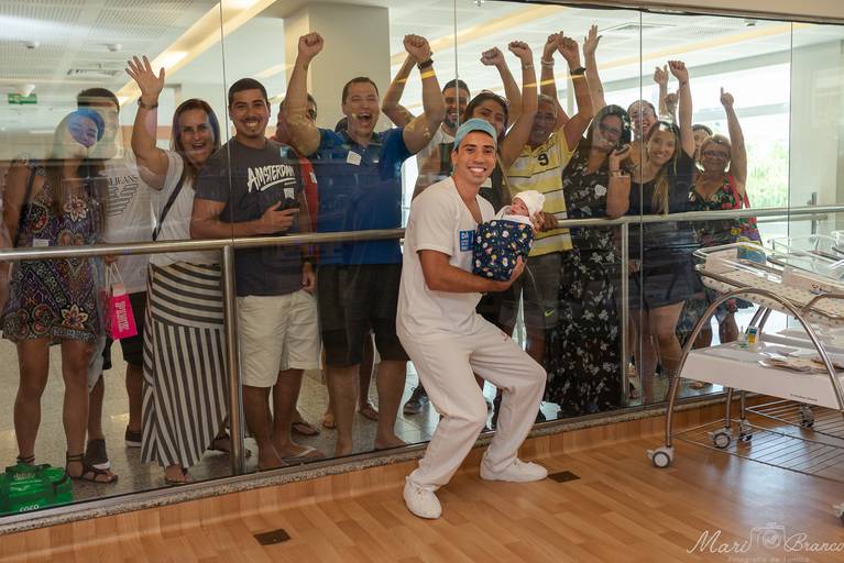 Fotografia de parto cesárea e normal em Maternidade Perinatal Barra RJ. Foto da família aguardando o bebê no bberçário