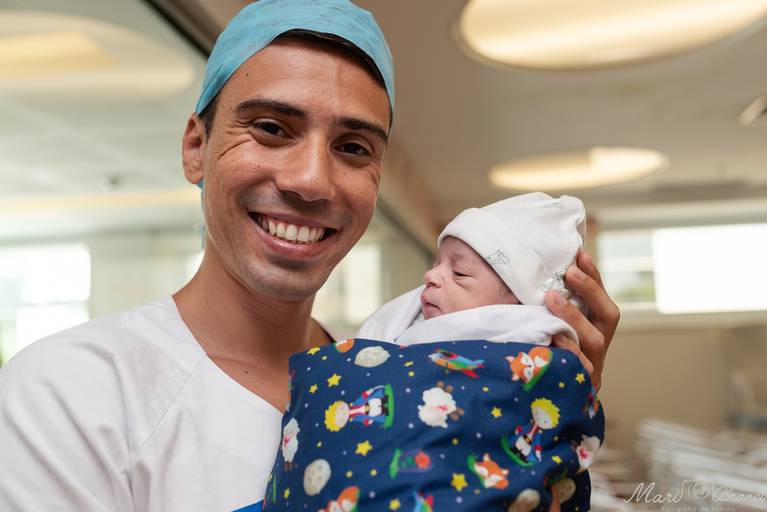 Fotografia de parto cesárea e normal em Maternidade Perinatal Barra RJ. Papai com o bebê no berçário