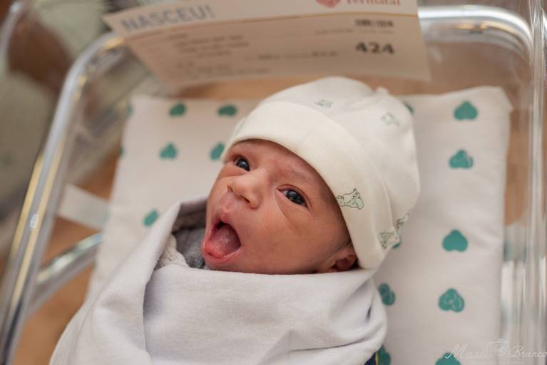 Fotografia de parto cesárea e normal em Maternidade Perinatal Barra RJ. Bebê fazendo careta no berçário