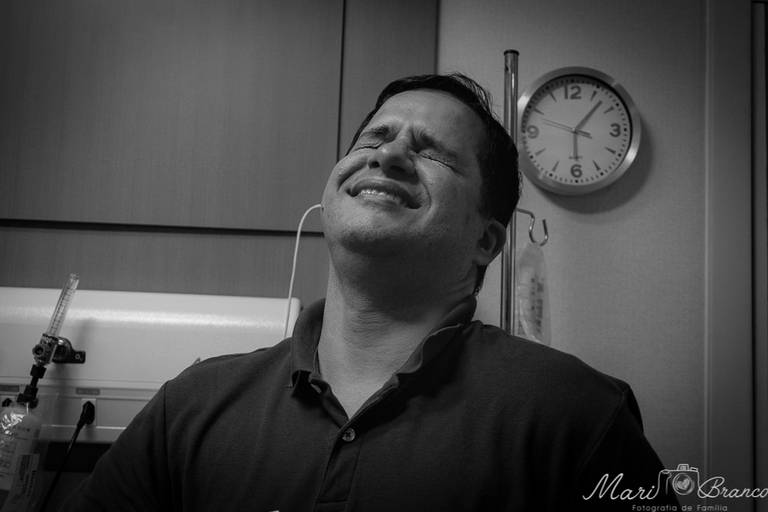 Fotografia de parto normal em Maternidade Santa Lucia Botafogo RJ Foto da expressão do pai no momento do nascimento da filha