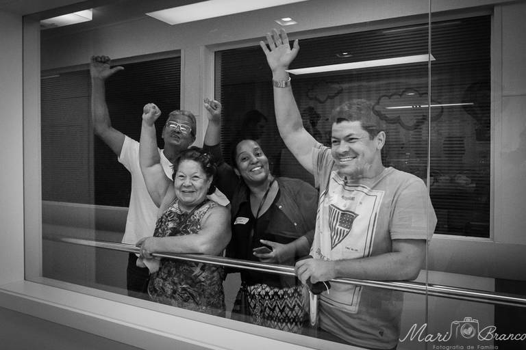 Fotografia de parto normal em Maternidade Santa Lucia Botafogo RJ Família aguardando ver a bebê no berçário