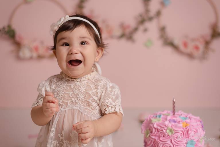 Sessão fotográfica smash the cake menina jardim encantado estúdio Freguesia Jacarepagua Rio de Janeiro