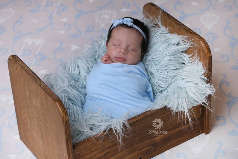 bebe enrolado no wrap dentro do bercinho 