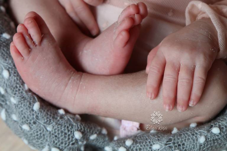 foto dos detalhes do bebe pes e maos