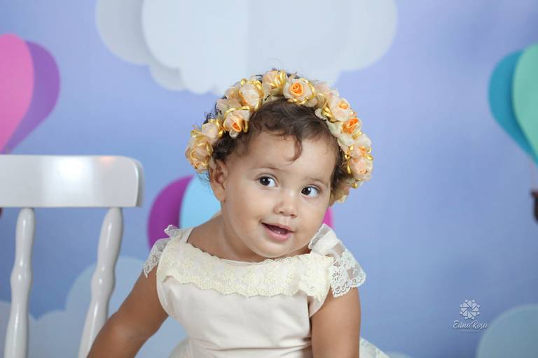 bebe posa para ensaio de um aninho com coroa de flores na cabeça em sao bernardo do campo