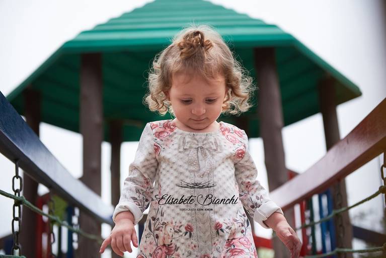 Criança em ensaio externo infantil, em Caxias do Sul.