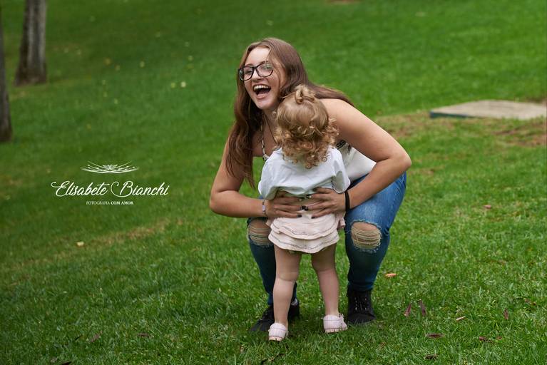 Irmãs - adolescente e criança, em ensaio infantil externo, em Caxias do Sul.