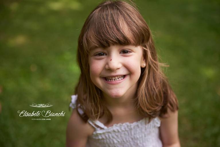 Sorriso de criança, inocência e felicidade, em ensaio infantil, em Caxias do Sul