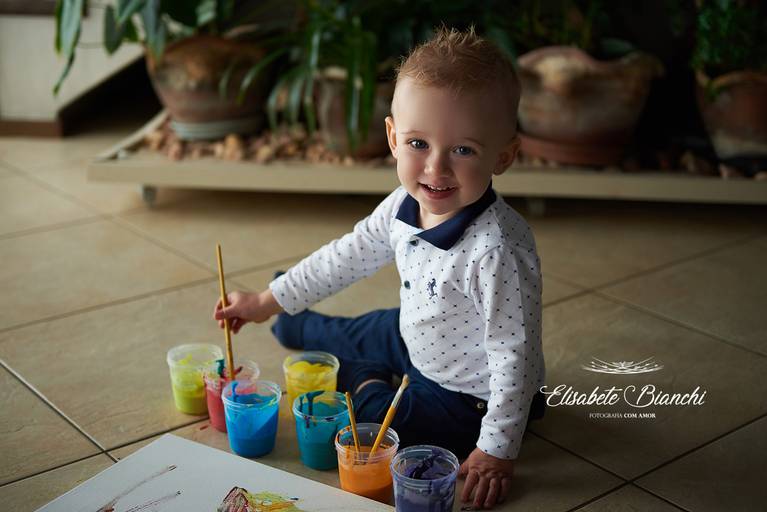 Criança em ensaio infantil paint baby, pintando uma tela com tinta comestível, em sua casa, em Caxias do Sul.