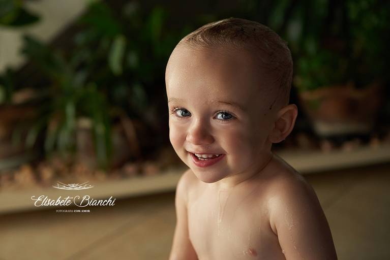 Criança sorridente, em ensaio infantil no domicílio, em Caxias do Sul.