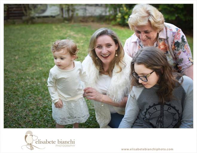 Criança e  as mulheres de sua família, juntando três gerações em ensaio infantil externo, em Caxias do Sul.