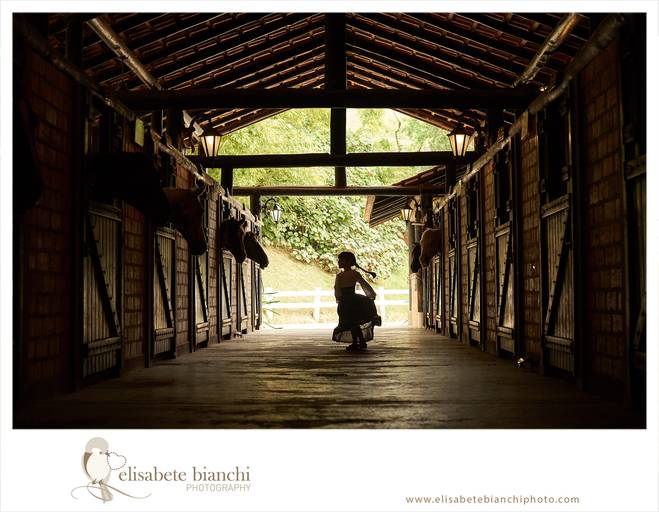 Silhueta de criança dançando em um estábulo, em ensaio infantil externo, em Caxias do Sul.