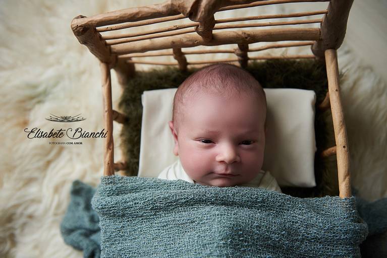 Ensaio Newborn Caxias do Sul fotógrafa de recém nascidos formação e selo de segurança foto bonita é foto segura