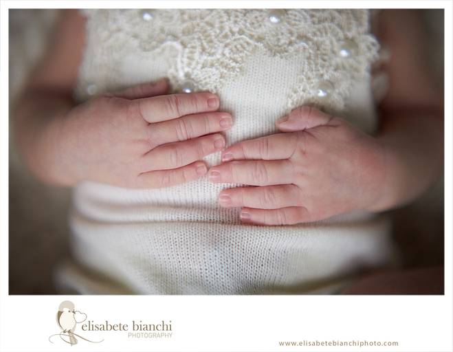 Ensaio Newborn Caxias do Sul fotógrafa de recém nascidos formação e selo de segurança foto bonita é foto segura detalhe mãos