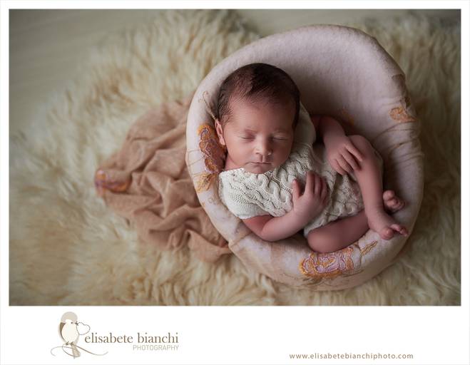 Ensaio Newborn em Caxias do Sul realizado com fotógrafa de recém nascidos com formação especializada e selo de segurança foto bonita é foto segura