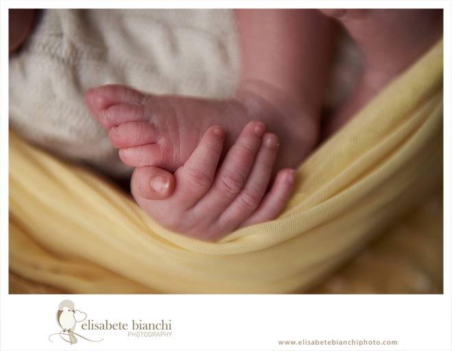 Ensaio Newborn em Caxias do Sul realizado com fotógrafa com formação especializada e selo de segurança foto bonita é foto segura. Detalhe de pé e mão de recém-nascido.