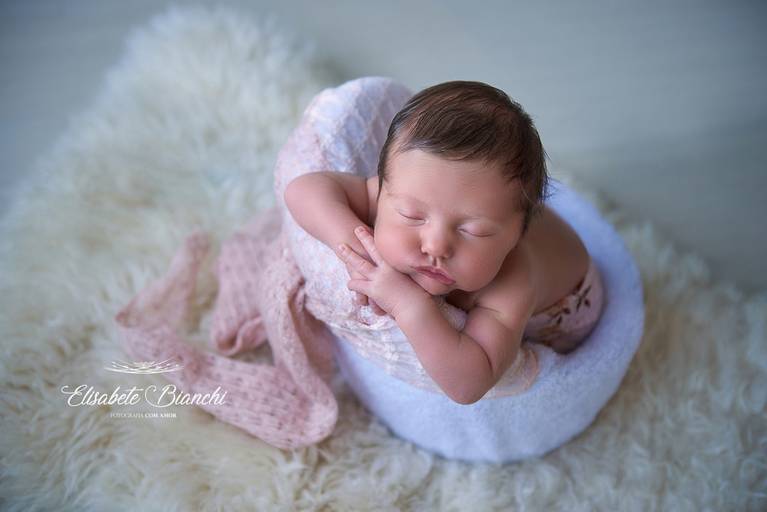 Ensaio  Newborn Caxias do Sul fotógrafa de recém nascidos formação e selo de segurança foto bonita é foto segura