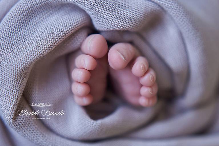 Ensaio  Newborn Caxias do Sul fotógrafa de recém nascidos formação e selo de segurança foto bonita é foto segura detalhe pés