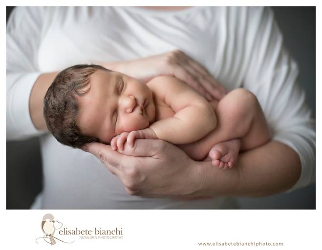 Ensaio Newborn Caxias do Sul fotógrafa de recém nascidos nas mãos da mãe 
formação e selo de segurança foto bonita é foto segura