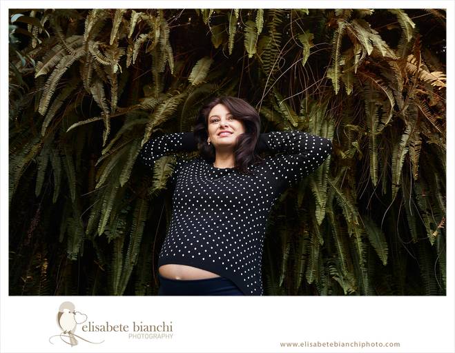 Gestante entre folhagens em ensaio fotográfico externo da gestação, em Galópolis, Caxias do Sul.