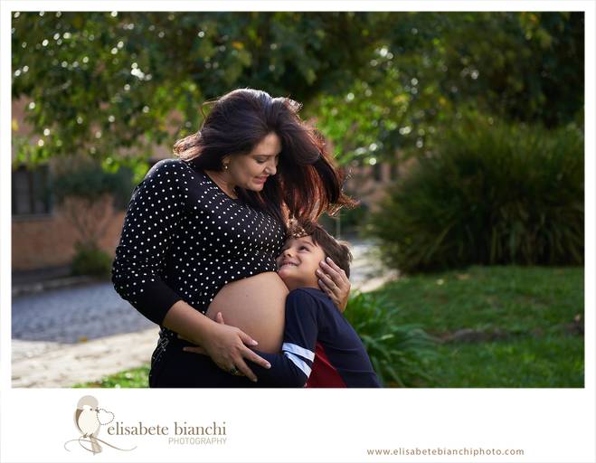 Carinho entre mãe gestante e filho mais velho, em ensaio fotográfico externo da gestação, em Galópolis, Caxias do Sul.