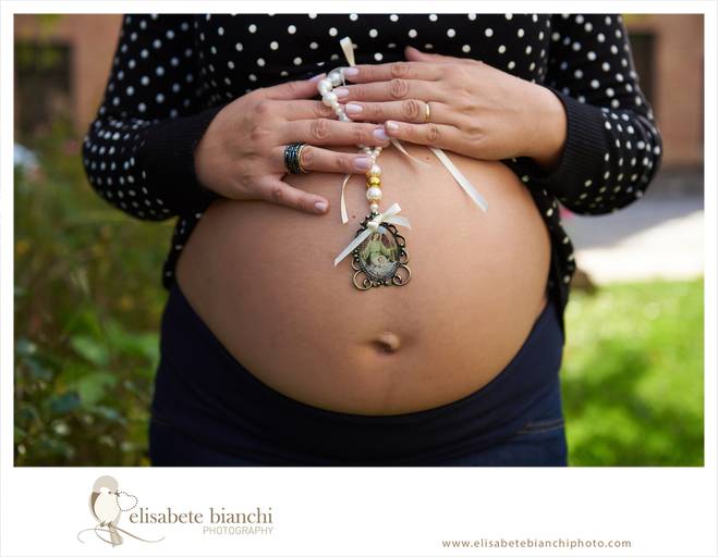 Barriga de gestante com santinho bento, em ensaio fotográfico externo da gestação, em Galópolis, Caxias do Sul.