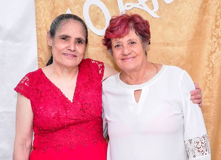 Irmãs em feliz comemoração