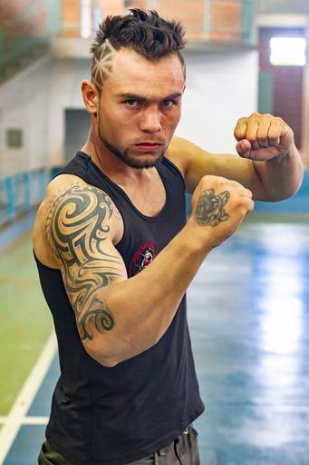 retrato de homem tatuado lutador 
equipe power