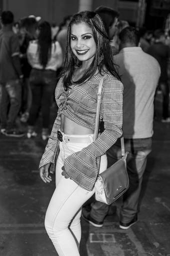 Foto em preto e branco de mulher no show do Loubet em Assis Chateaubriand