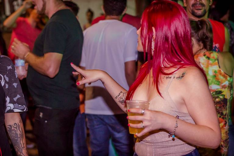 Foto de garota com tatuagem evento em bar em Santa Helena 